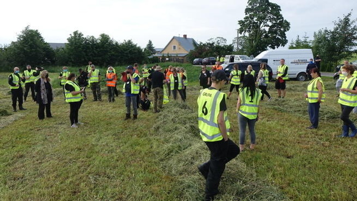 Prawie 100 osób weszło do schroniska dla psów w Radysach, by dokonać tam przeszukania. Wśród nich są policjanci, prokurator i obrońcy praw zwierząt. - Po dwóch godzinach interwencji odebraliśmy 12 psów. Są ciężko chore, zarobaczone, niektóre w stanie agonalnym - mówią nam przedstawiciele organizacji Pogotowie dla Zwierząt. Kierownik schroniska zaprzecza wszystkim zarzutom.