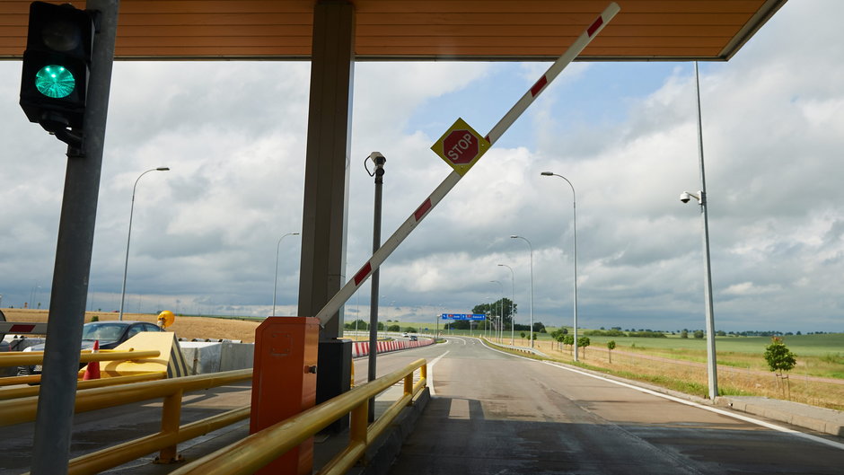 Szlaban na bramce wjazdowej na autostradę A1 w Swarożynie