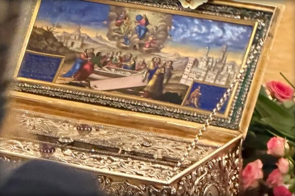 DANAS JE POSLEDNJI DAN DA JE BOGORODIČIN POJAS U BEOGRADU Danijela odvela decu u Hram i slikala svetinju: "Blagosloven trenutak"