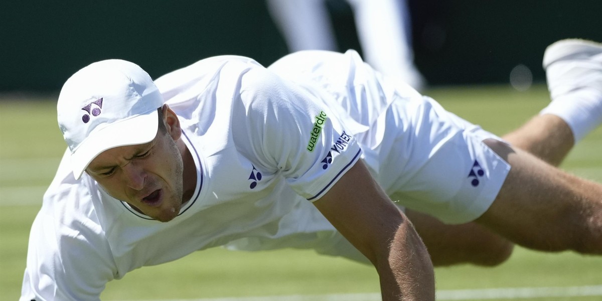 Hubert Hurkacz doznał kontuzji kolana podczas meczu drugiej rundy Wimbledonu.