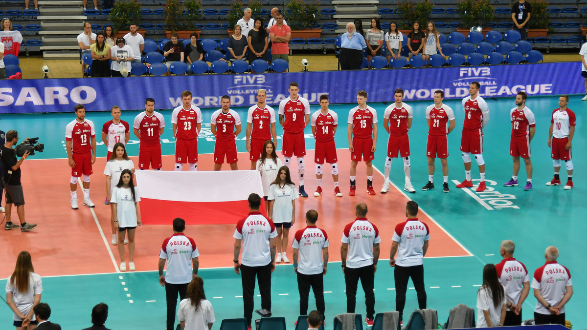 Międzynarodowa Federacja Piłki Siatkowej (FIVB) na drugi weekend zmagań w Lidze Światowej zaprasza kibiców meczem Polska - Brazylia. Mistrzowie świata ograli przed tygodniem w Pesaro mistrzów olimpijskich 3:2 (25:20, 20:25, 19:25, 25:22, 15:8), w sobotę w Warnie dojdzie do wielkiego rewanżu (godzina 15:45). Starcie Biało-Czerwonych z Canarinhos okrzyknięto szlagierem weekendu.