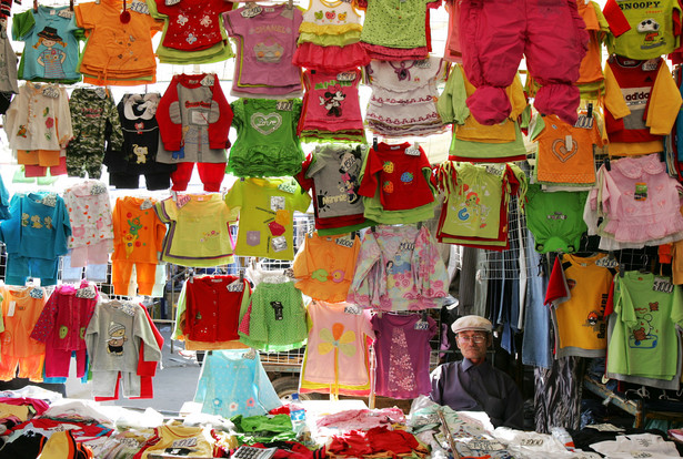 Sprzedawca ubranek dla dzieci na bazarze w Ułan Bator