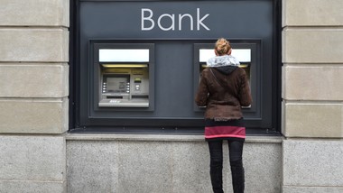 trzeba wypłacać pieniądze na czarną godzinę. apelują o to... banki. za