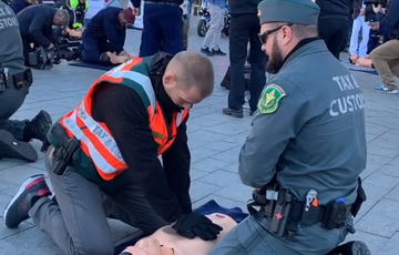 hirtelen szívhalál ellen újraélesztés flashmob NAV Keleti