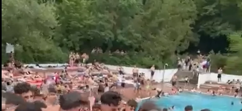 Na basenie w Berlinie pobiło się ponad 100 osób. Poszło o zabawkowe pistolety na wodę [NAGRANIE]