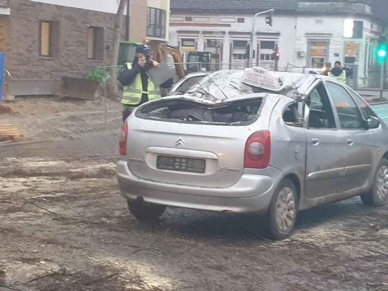 Taksi vozilo na koje je palo drvo Bačkoj Topoli