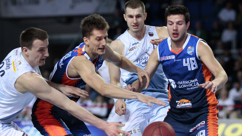 Od zakończenia przez MKS Dąbrowa Górnicza sezonu 2017/2018 minęło już kilka miesięcy, a byli koszykarze klubu Energa Basket Ligi czekają na zaległe pieniądze.