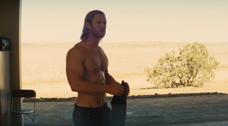 KIDERÜLT! Chris Hemsworth dublőre egy Isten – KÉP