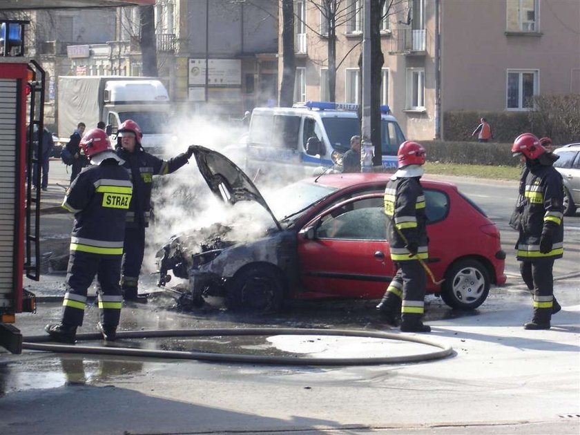 Auto zapaliło się podczas jazdy! FOTO