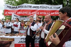 Protest przed Sejmem. Producenci wędzonych wędlin przeciw przepisom Unii