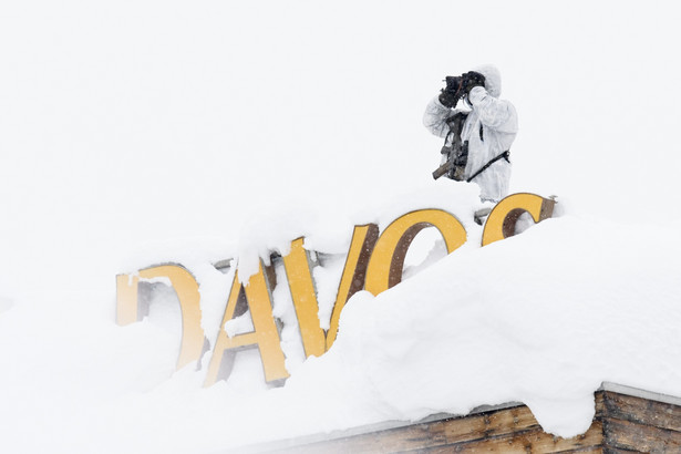 Zasypany śniegiem napis "Davos" na dachu Hotelu Kongresowego