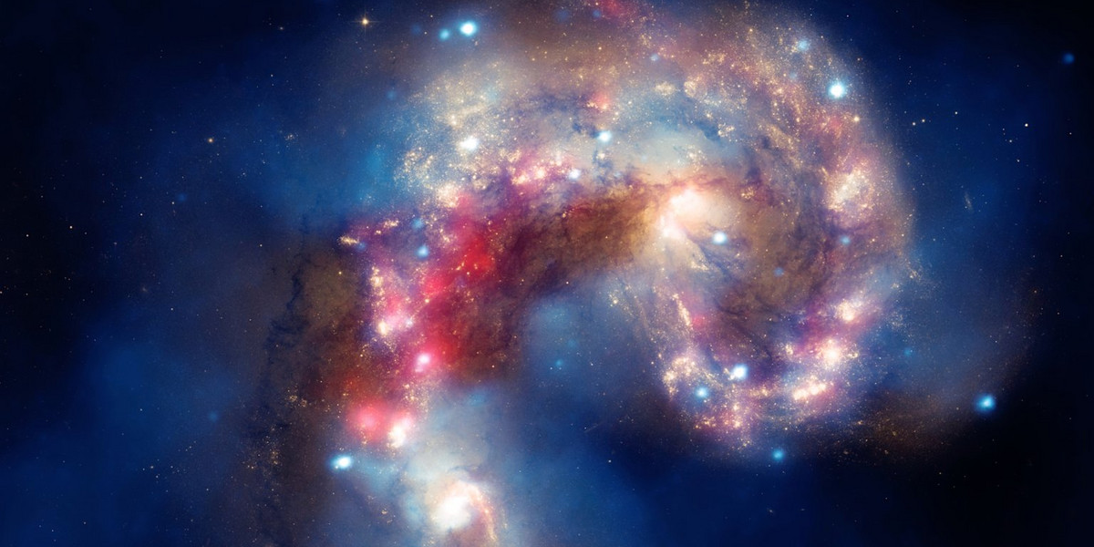 Galaktyki Antennae, uchwycone przez teleskop kosmiczny Chandra. Za pomocą LOFAR naukowcy odkryli wiele nowych galaktyk