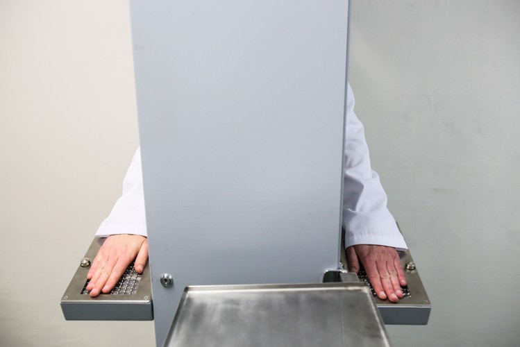 Podczas dni otwartych Narodowe Centrum Badań Jądrowych w Świerku  odwiedziło ponad 3 tys. osób. <br>

Na zdjęciu: badanie skażeń  <br><br>fot. (mr) PAP/Leszek Szymański