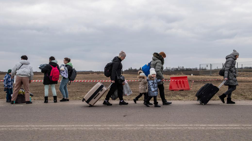 Uchodźcy z Ukrainy niedaleko przejścia granicznego Dołhobyczów-Uchrynów