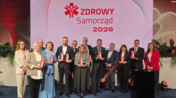 Wręczenie nagród odbyło się podczas XI Kongresu Wyzwań Zdrowotnych w Katowicach. W środku Joanna Nyczak.