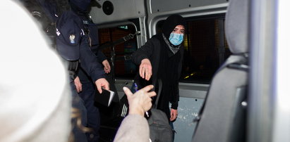 Policjant złamał rękę protestującej dziewczynie? Szokujące sceny w Warszawie. Jest komentarz policji