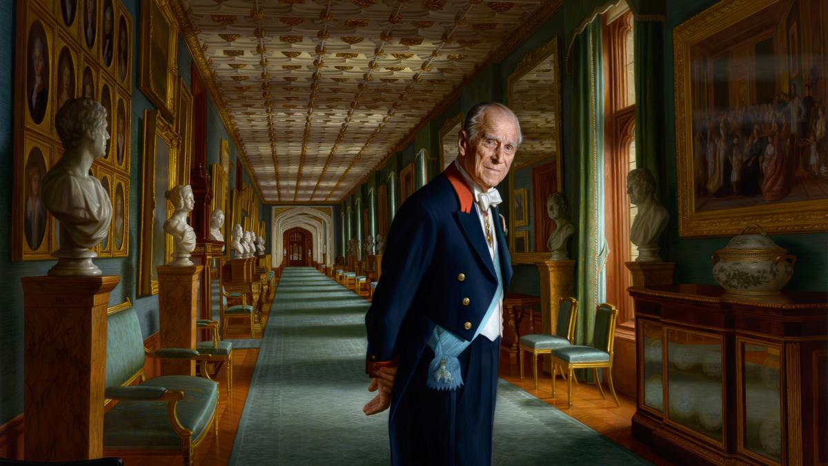 Obraz australijskiego artysty Ralha Heimansa przedstawia Filipa, księcia Edynburga, na Wielkim Korytarzu pałacu w Windsorze w 2017 r., kiedy zrzekł się pełnienia królewskich obowiązków.