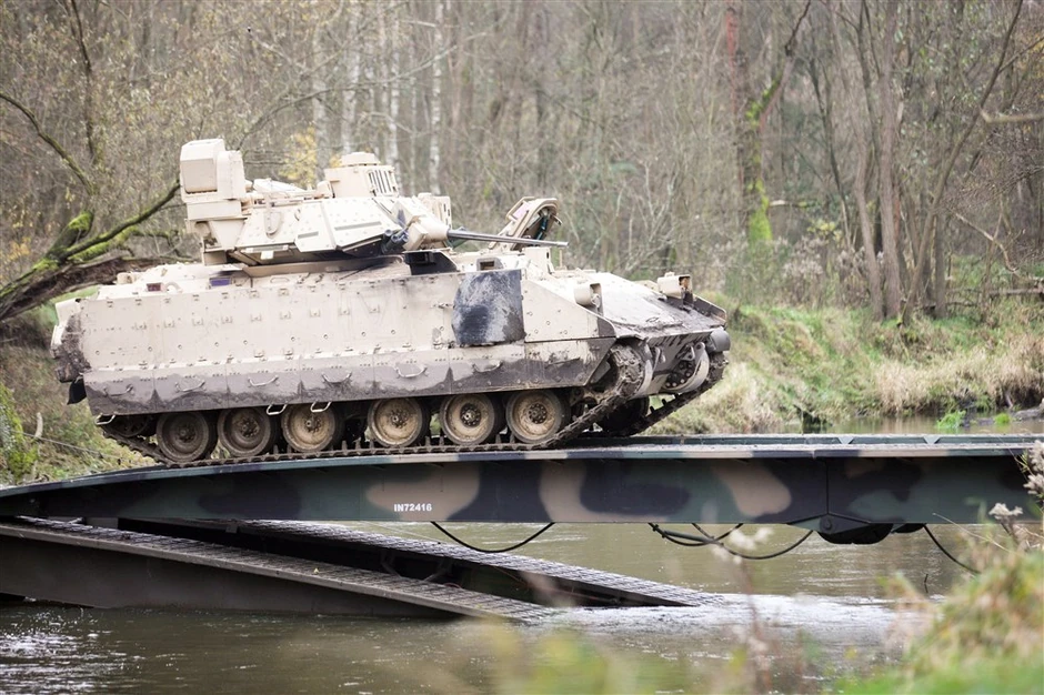 Pešadijsko borbeno vozilo "bredli" M2 tokom zajedničke vežbe američke i poljske vojske kod Svjentošova u novembru 2017.