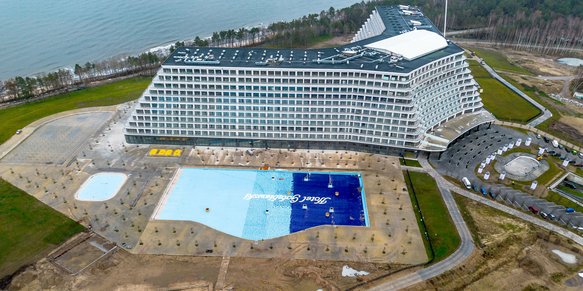 Jednym z budzących kontrowersje obiektów nad polskim morzem jest nowy hotel Gołębiewski w Pobierowie