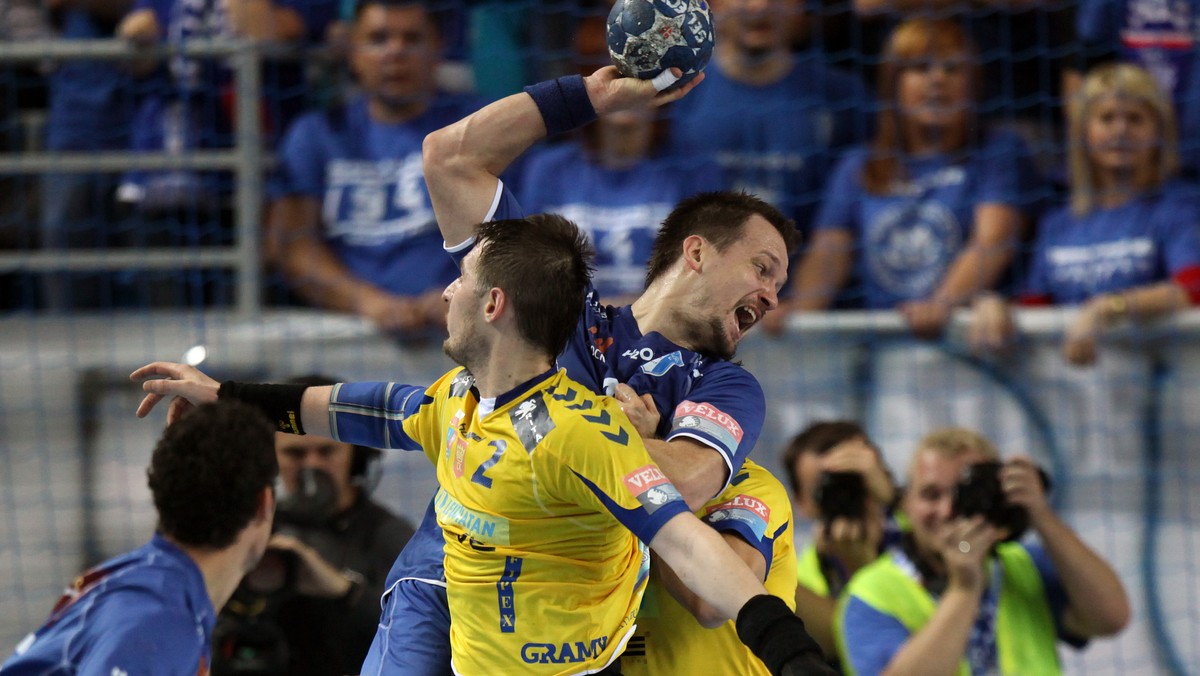 W meczu 6. kolejki Ligi Mistrzów piłkarzy ręcznych Vive Targi Kielce podejmie we własnej hali HC Metalurg Skopje. W poprzedniej serii spotkań obie drużyny spotkały się w stolicy Macedonii, gdzie górą byli podopieczni Bogdana Wenty (23:21). Dziś kielczanie będą chcieli wygrać po raz drugi i umocnić się na pozycji lidera grupy C. Relacja "akcja po akcji" z tego spotkania od 17:55 w Onecie. Do przerwy ekipa Bogdana Wenty przegrywa 8:12.