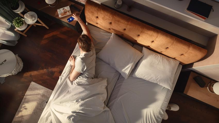 ébredés alvás alvászavar mobil telefon biológiai óra testmozgás