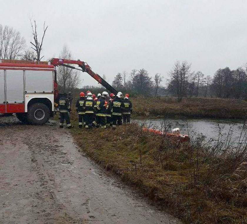Samochód wpadł do rzeki niedaleko Skierniewic. Nie żyje 29-latek
