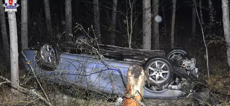 Jaguar leżał na dachu w lesie. Policja pokazała zdjęcie ku przestrodze