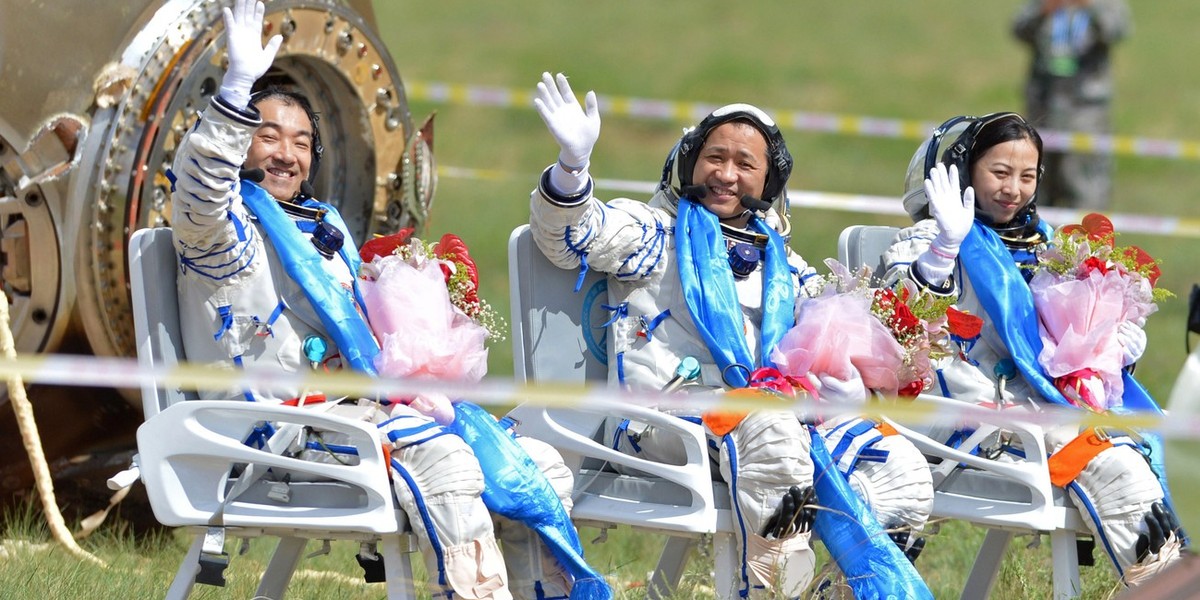 Chińscy astronauci po powrocie z 15-dniowej misji w kosmosie na pokładzie statku kosmicznego Shenzhou-10. Do 2020 roku Chiny chcą zbudować własną stację kosmiczną