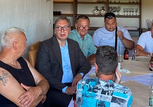 Vučić u Čipuljiću priča sa komšijama
