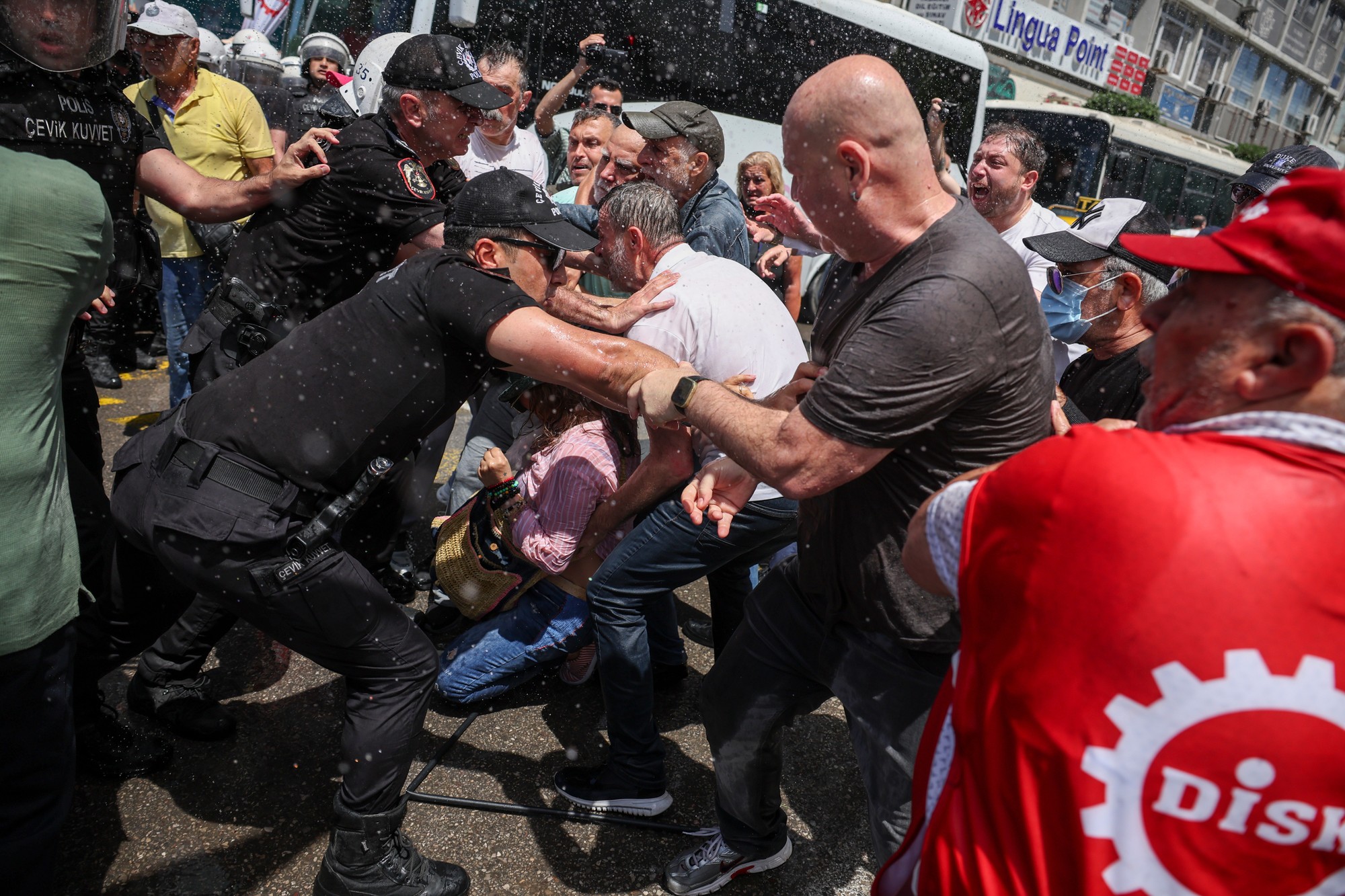 Polícia rozohnala opozičný protest slzotvorným plynom a vodnými delami.