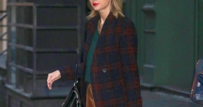 Taylor Swift ismét a cicájával sétál!