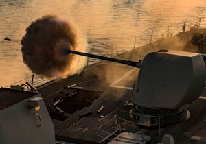 Američki razarač Karni obara projektile i dronove Huta u Crvenom moru 19. oktobra