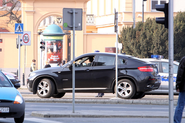 Mężowi Kaczyńskiej puściły nerwy? Tabloid: Dubieniecki wyskoczył z BMW i…