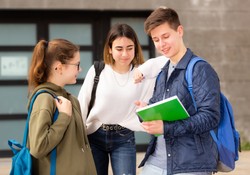 Uczniowie poznali wyniki matur 2024. Jak wyglądał tegoroczny egzamin dojrzałości?