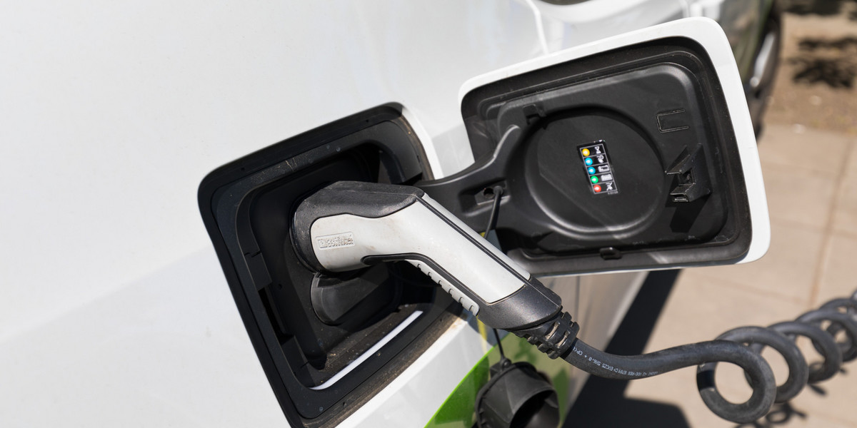 Zgodnie z rozporządzeniem wydanym w 2019 roku przez ministra energii dofinansowanie wynieść miało 30 proc. ceny zakupu elektryka, jednak nie więcej niż 37,5 tys. zł, a cena samochodu nie może przekroczyć 125 tys. zł.