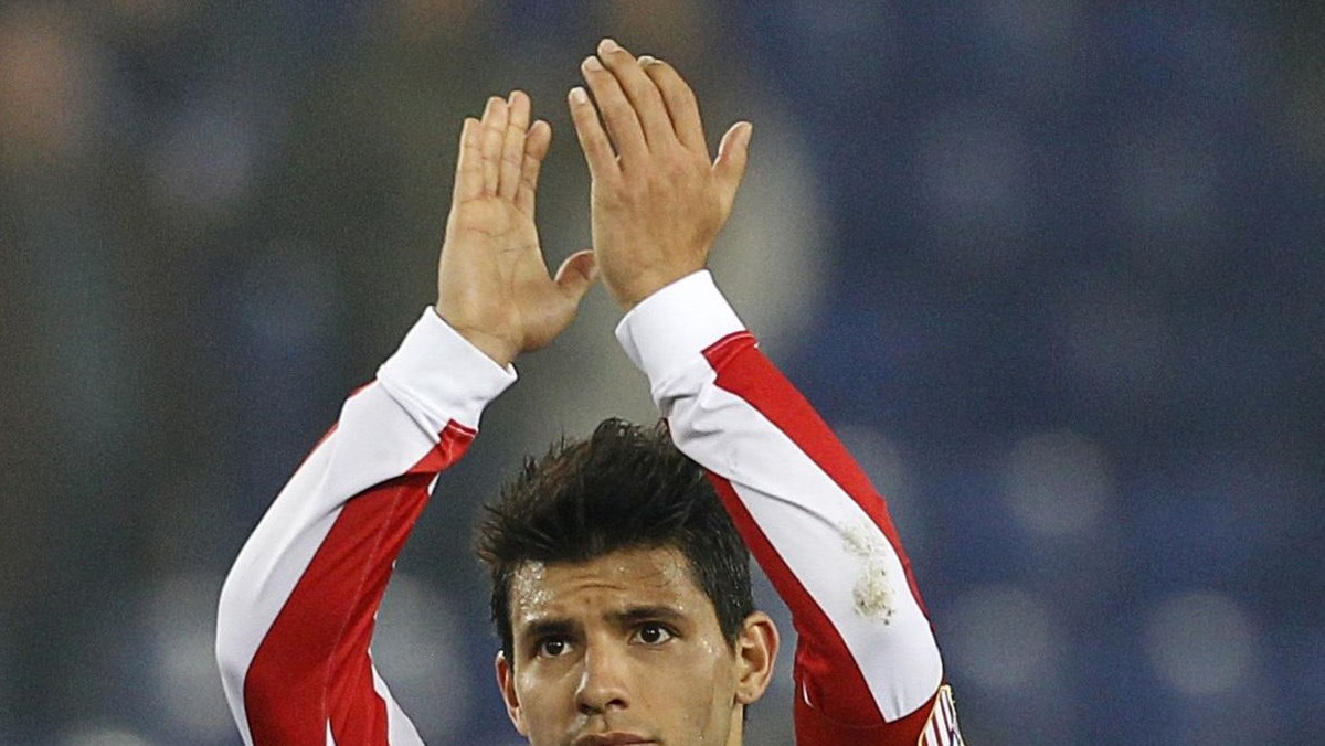 Tego lata może dojść do hitowego transferu z udziałem Sergio Aguero. Napastnik Atletico Madryt znalazł się bowiem na liście życzeń odwiecznego rywala Realu Madryt. Według brytyjskiej prasy o Argentyńczyka zamierza także powalczyć Chelsea Londyn.