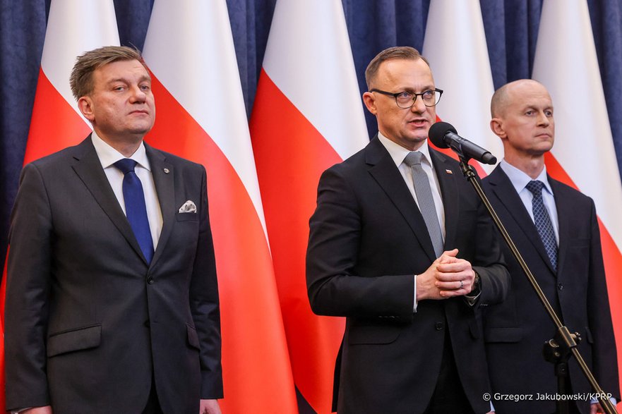 Od lewej: płk Krzysztof Wacławek, Rafał Leśkiewicz i gen. Andrzej Kowalski na konferencji prasowej po styczniowym spotkaniu w Pałacu Prezydenckim