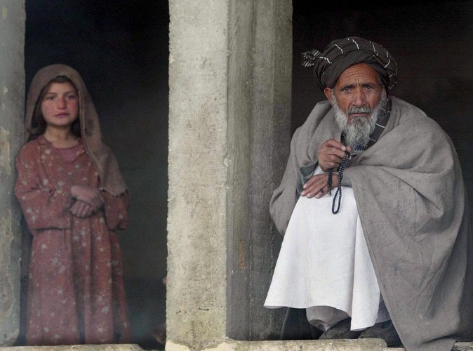 15 stycznia 2002, starzec i mała dziewczynka w obozie dla uchodźców pod Kabulem