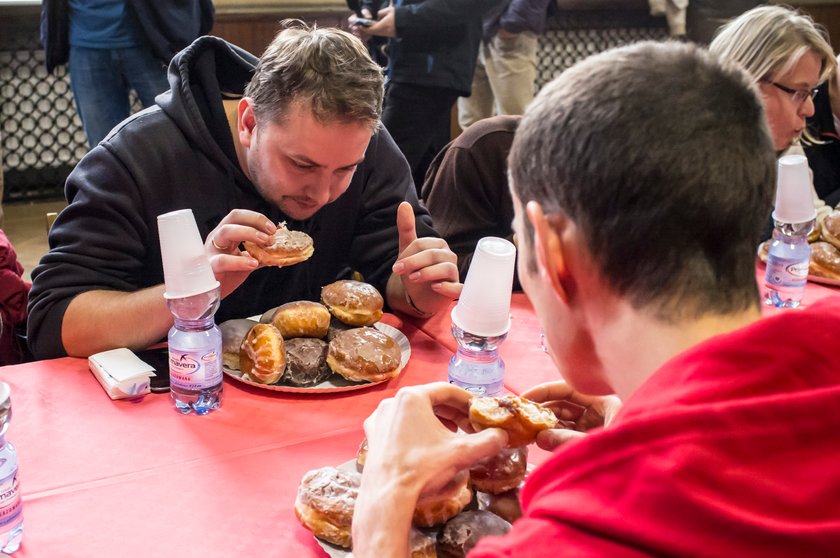 Mistrzostwa pączkożerców. 10 sztuk w nieco ponad 6 minut!