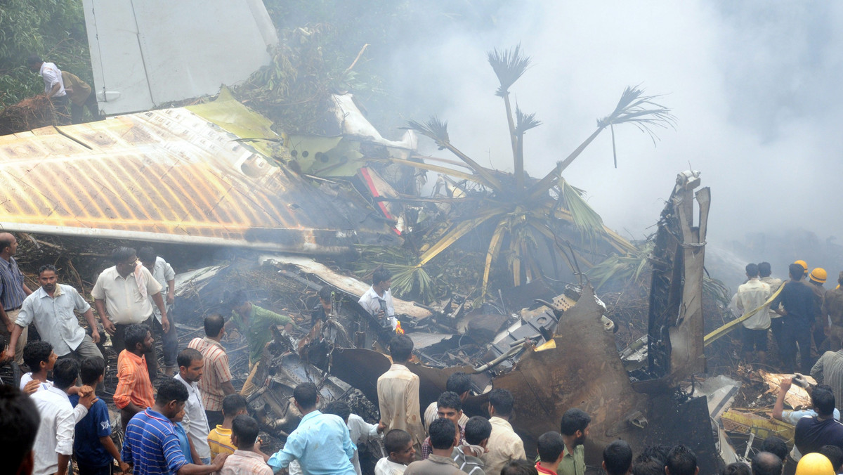 Istnieją obawy, że co najmniej 158 zginęło w katastrofie samolotu linii Air India Express, który rozbił się w sobotę podczas lądowania na lotnisku w Mangalore na południu Indii - podaje CNN.