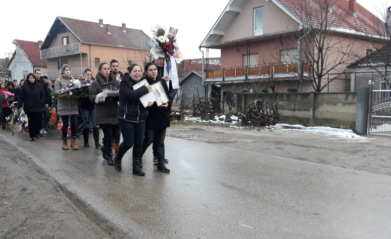 Neutešna sestra na čelu tužne povorke