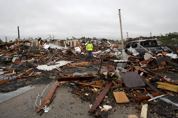 POGINULE TRI OSOBE, MEĐU NJIMA I BEBA Crni bilans stravičnog tornada koji je paralisao Ameriku: Povređeno 30 osoba, uništeno na desetina kuća (FOTO/VIDEO)