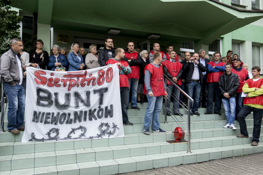 Sosnowiec. Manifestacja górników i ich rodzin pod kopalnią Kazimierz-Juliusz 