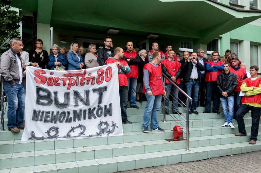 Sosnowiec. Manifestacja górników i ich rodzin pod kopalnią Kazimierz-Juliusz 