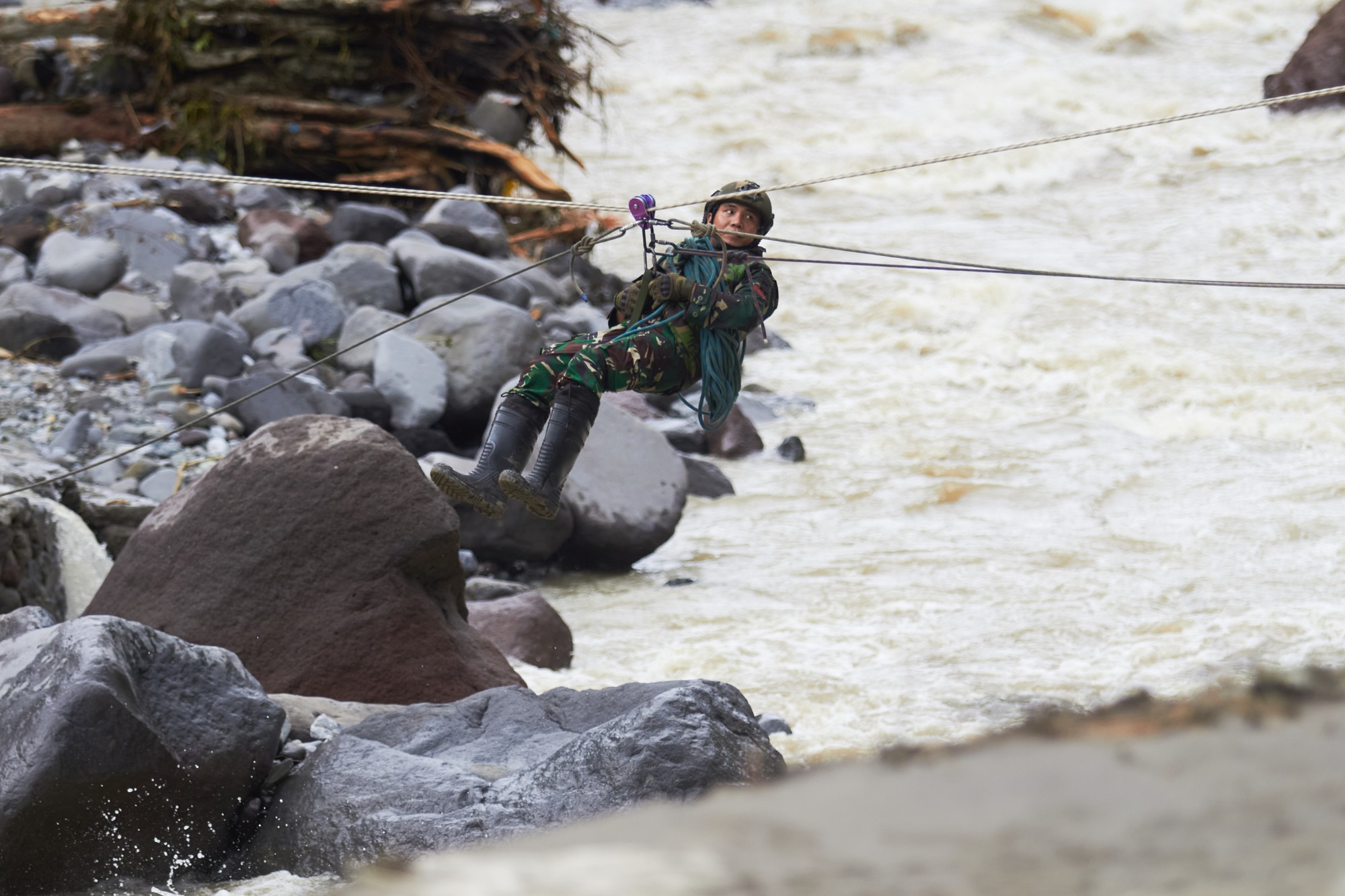 Záplavy a zosuvy pôdy v Indonézii.