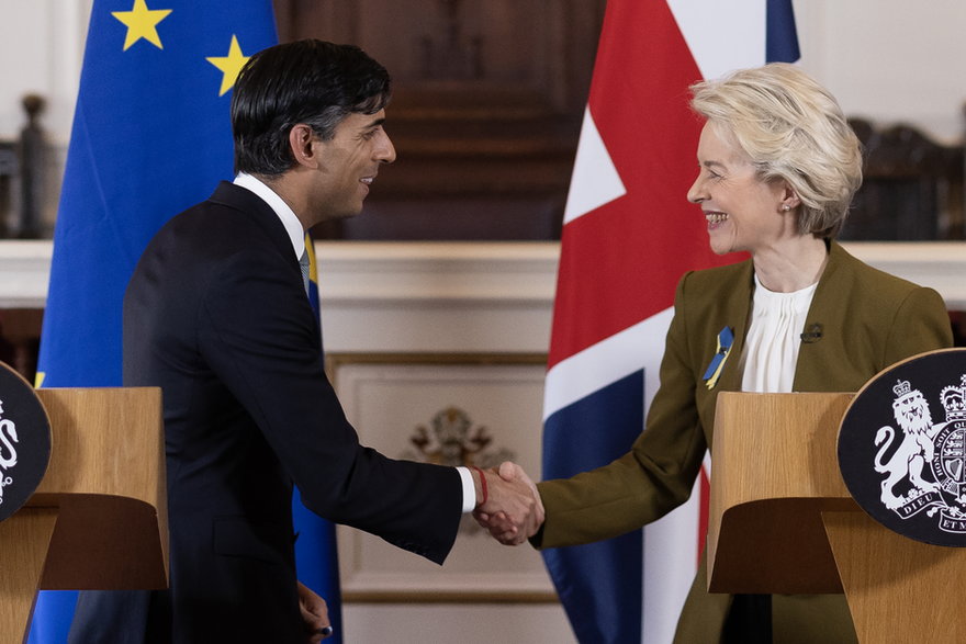 Premier Wielkiej Brytanii Rishi Sunak i przewodnicząca Komisji Europejskiej Ursula von der Leyen podają sobie ręce po podpisaniu porozumienia w sprawie ustaleń handlowych związanych z brexitem, 27 lutego 2023 r.