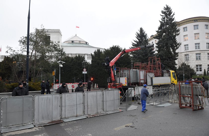 Policja ogrodziła Sejm! Tak bronią się przed protestującymi