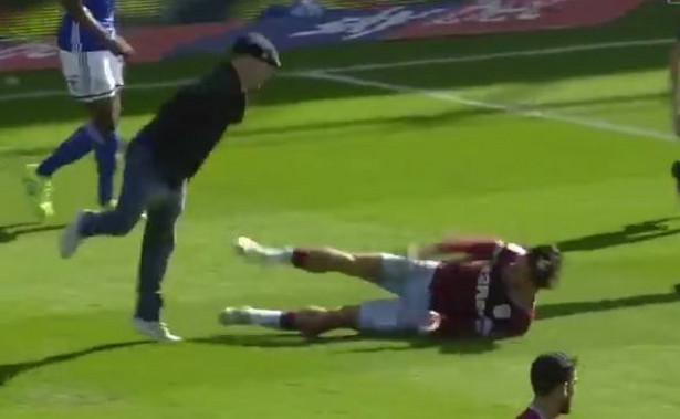 Kibic Birmingham City uderzył pięścią w twarz piłkarza Aston Villi. Prosto z boiska trafił za kratki [WIDEO]