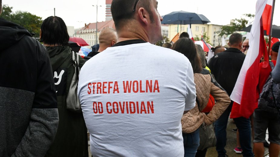 Jeden z uczestników marszu przeciwników przymusowych szczepień w Poznaniu
