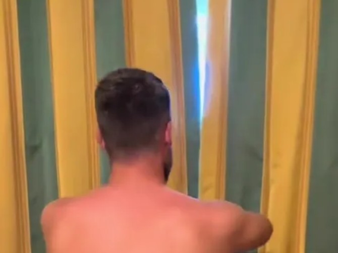 Kad je razgrnuo zavese hotelske sobe na moru umalo je pao u nesvest od šoka
